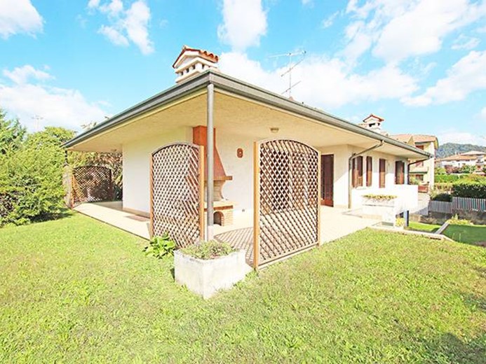 Villa in Vendita a Mozzo, 650'000€, 480 m²