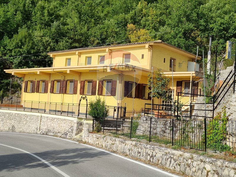 Immobile commerciale in Vendita a Pacentro, 410'000&euro;, 342 m²