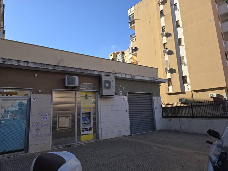 Negozio in Affitto a Palermo, 650€, 38 m²