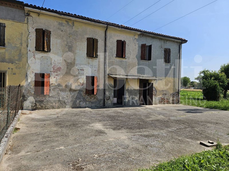 Casale in Vendita a Candiana, 45'000€, 185 m²