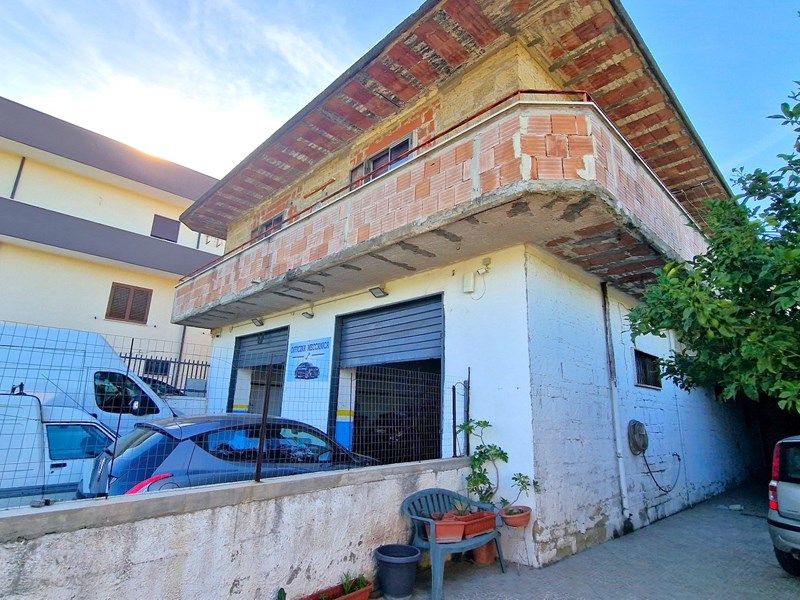 Appartamento in Vendita a Mondragone, zona VIA PADULE ANGOLO VIA SIRACUSA, 250'000€, 340 m²