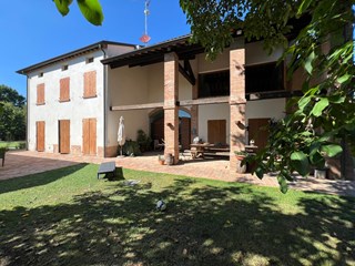 Villa in Vendita a Parma, zona Coloreto, 870'000€, 450 m², con Box