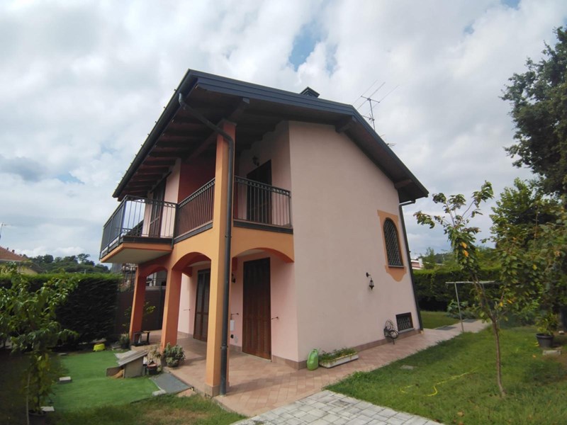 Villetta a schiera in Affitto a Castronno, 550&euro;, 180 m², arredato