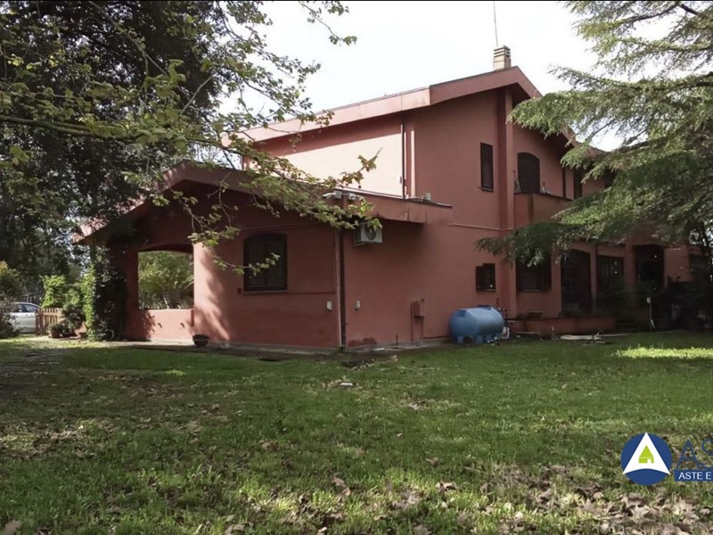Casale in Vendita a Latina, 140'600€, 198 m²