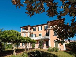 Villa in Vendita a Massa, zona Marina di Massa, 2'400'000&euro;, 300 m²