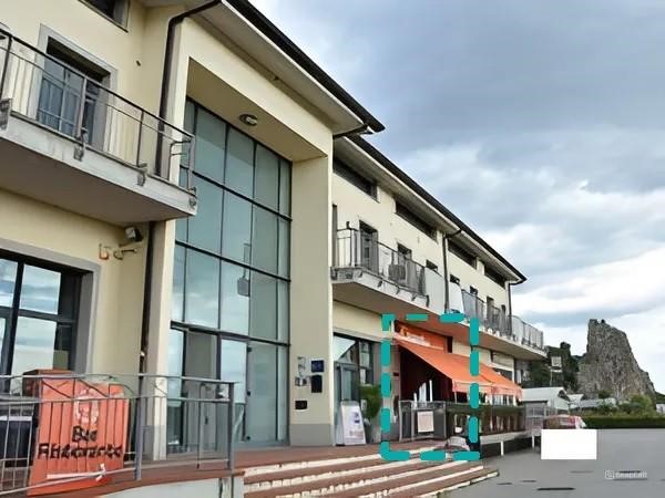 Negozio in Vendita a Montignoso, zona Renella, 67'078€, 130 m²