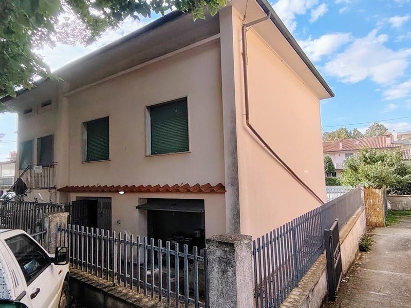 Casa Indipendente in Vendita a Santa Maria a Monte, zona Montecalvoli Basso, 235'000€, 140 m², con Box