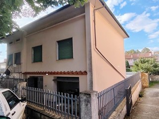 Casa Indipendente in Vendita a Santa Maria a Monte, zona Montecalvoli Basso, 235'000€, 140 m², con Box