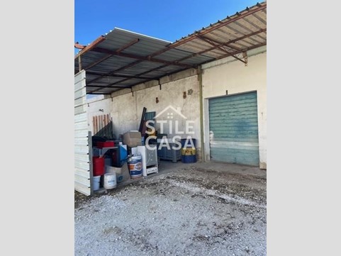 Magazzino in Vendita a Castelfranco di Sotto, zona Orentano, 50'000€, 64 m²
