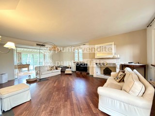 Villa in Vendita a Lucca, zona Cappella, 580'000&euro;, 250 m², con Box