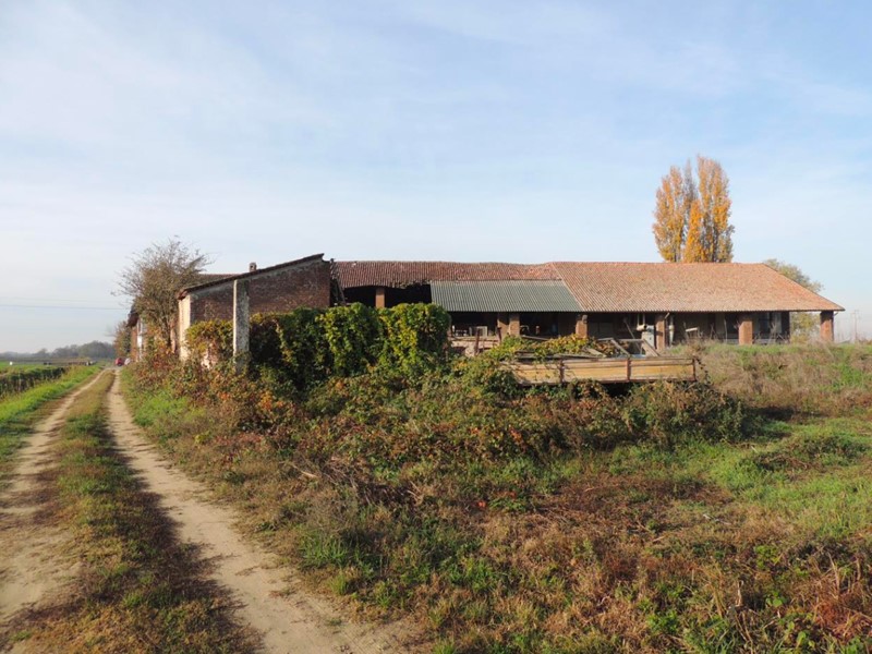 Attività commerciale in Vendita a Dorno, 240'000€, 690 m²