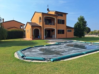 Villa in Vendita a Capannori, 520'000€, 200 m², con Box