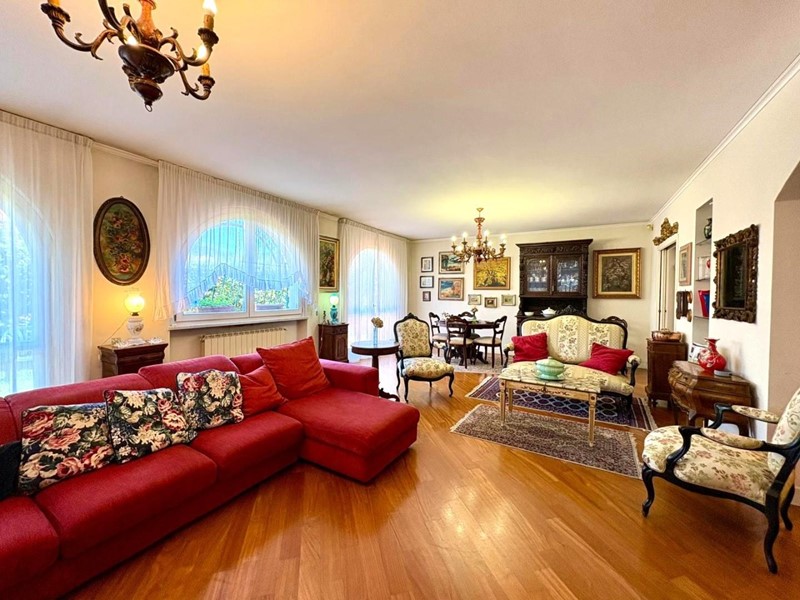 Villa in Vendita a Massa, zona Marina di Massa, 730'000&euro;, 344 m²