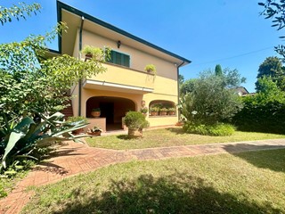 Villa in Vendita a Capannori, zona Pieve San Paolo, 398'000€, 280 m², con Box