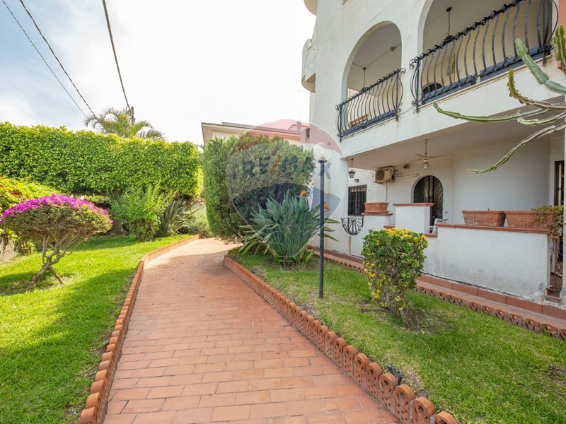 Quadrilocale in Vendita a Aci Castello, 175'000€, 100 m²