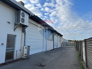 Capannone in Vendita a Cantù, 180'000€, 250 m²
