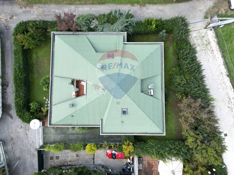 Villa in Vendita a Monza, 698'000€, 215 m²