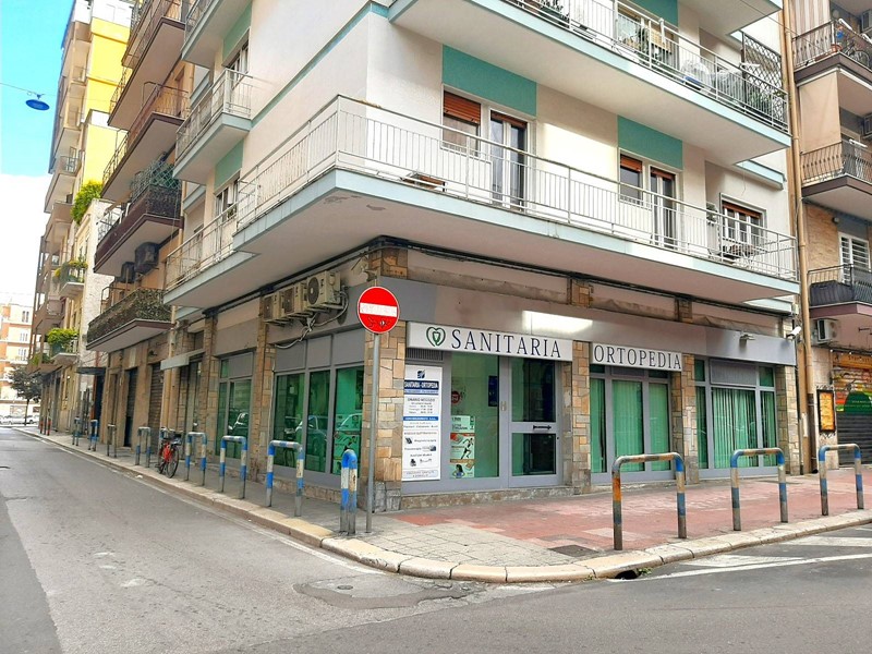 Immobile commerciale in Affitto a Bari, 1'300€, 95 m²