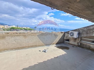 Appartamento in Vendita a Santa Teresa di Riva, 87'000€, 250 m²