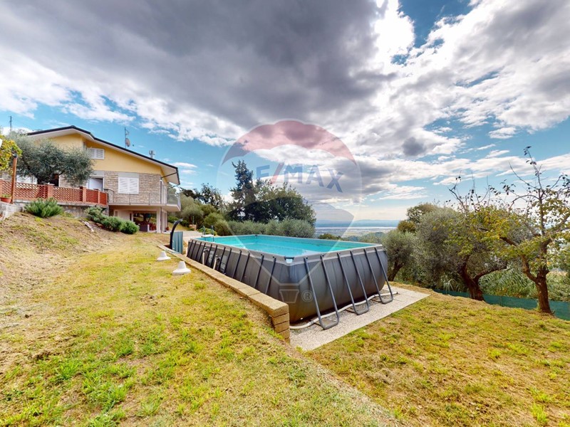 Villa in Vendita a Massarosa, 780'000€, 191 m²