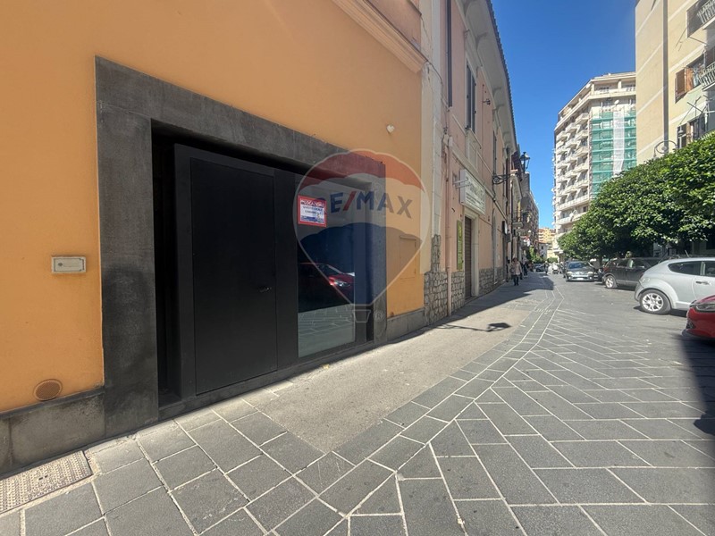 Immobile commerciale in Affitto a Nocera Inferiore, 2'100€, 150 m²