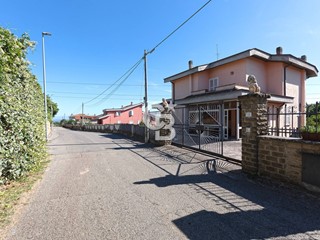 Villa in Vendita a Carbognano, 198'000€, 230 m²