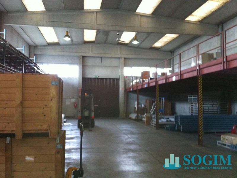 Capannone in Affitto a Assago, 800 m²
