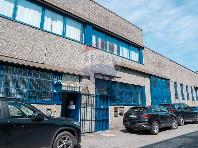 Capannone in Vendita a Rho, 300'000€, 269 m²