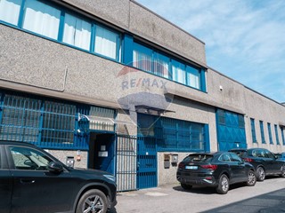 Capannone in Vendita a Rho, 300'000€, 269 m²