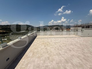 Attico in Affitto a Perugia, 1'800€, 131 m²