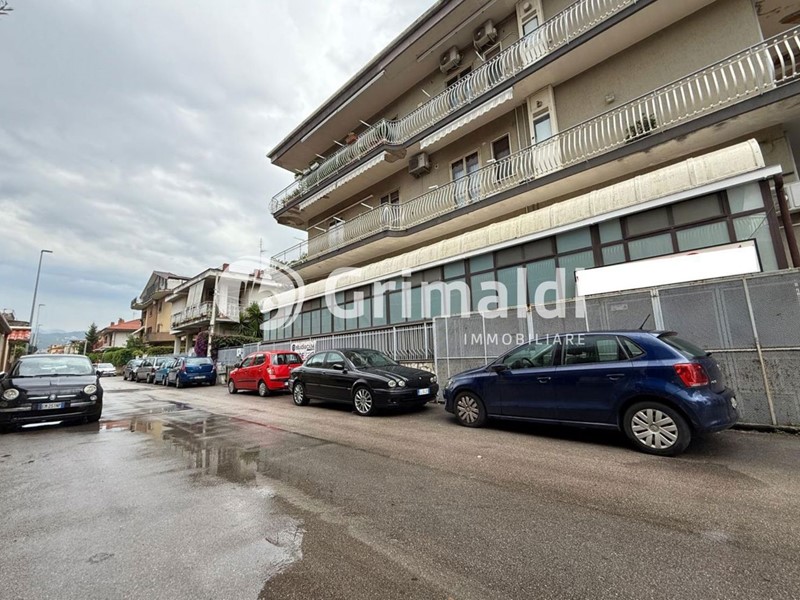 Negozio in Affitto a Pontecagnano Faiano, 2'000€, 400 m²