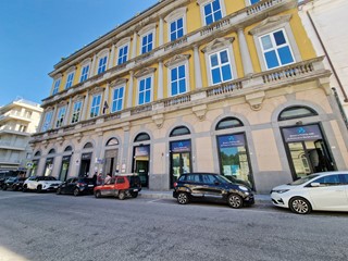 Ufficio in Vendita a Caserta, 650'000€, 554 m²