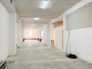 Magazzino in Affitto a Lamezia Terme, 1'200€, 374 m²