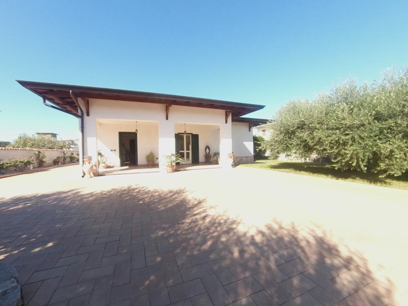 Villa in Vendita a Aprilia, 240'000€, 160 m²