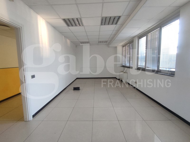Ufficio in Affitto a Trezzano sul Naviglio, 2'600€, 435 m²