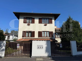 Villa bifamiliare in Vendita a Trezzano sul Naviglio, 660'000€, 300 m²