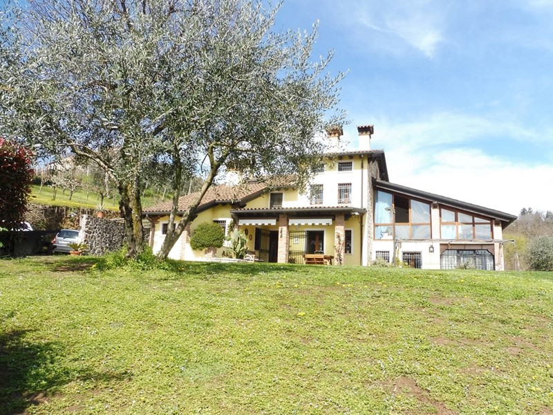 Villa in Vendita a Breganze, 640'000€, 450 m²