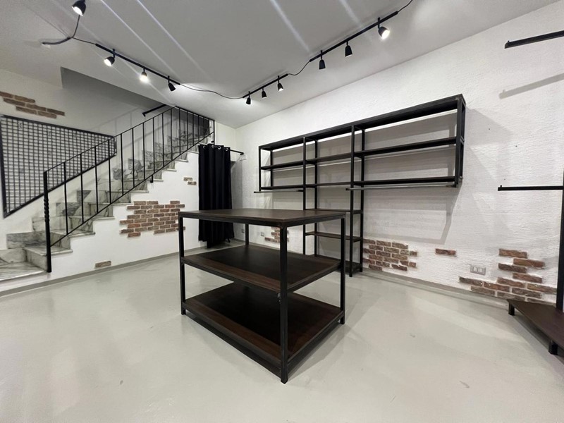 Magazzino in Vendita a Pozzuoli, 150'000€, 25 m²