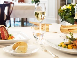 Immobile commerciale in Vendita a Viareggio, zona Torre Del Lago Puccini, 790'000€, 300 m², arredato