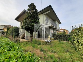 Ufficio in Affitto a Lucca, zona San Marco, 2'800€, 240 m²