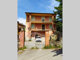 Casa Indipendente in Vendita a Sarzana, zona Falcinello, 165'000&euro;, 250 m²