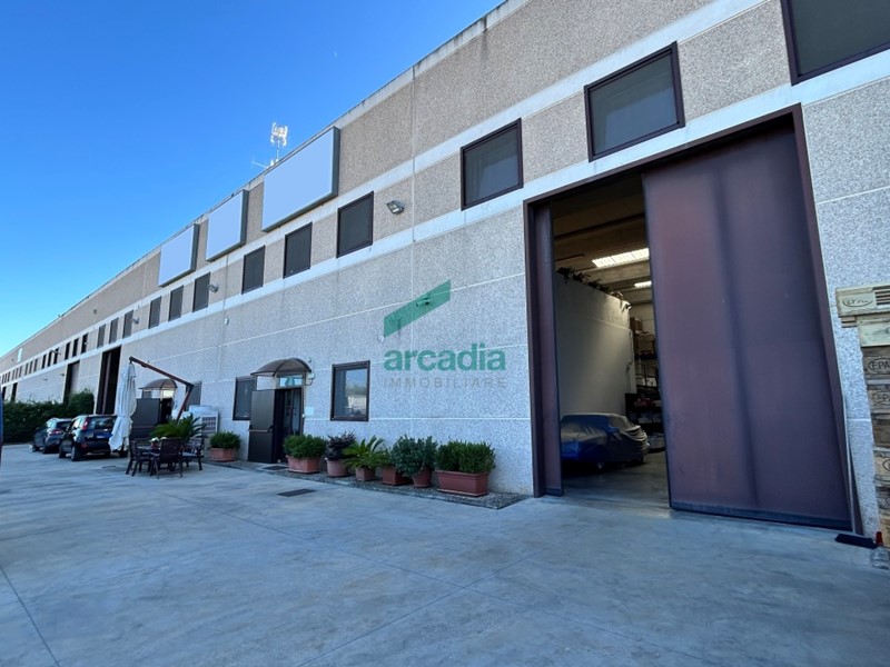 Capannone in Vendita a Modugno, zona Zona Industriale, 800'000€, 1000 m²