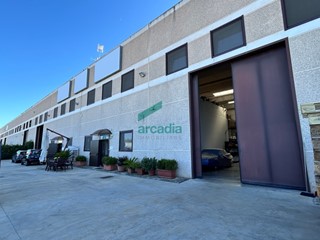 Capannone in Vendita a Modugno, zona Zona Industriale, 800'000€, 1000 m²