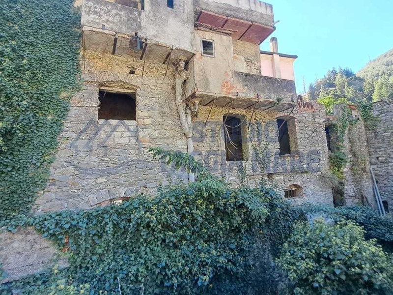 Casa Semi Indipendente in Vendita a Badalucco, 20'000€, 100 m²