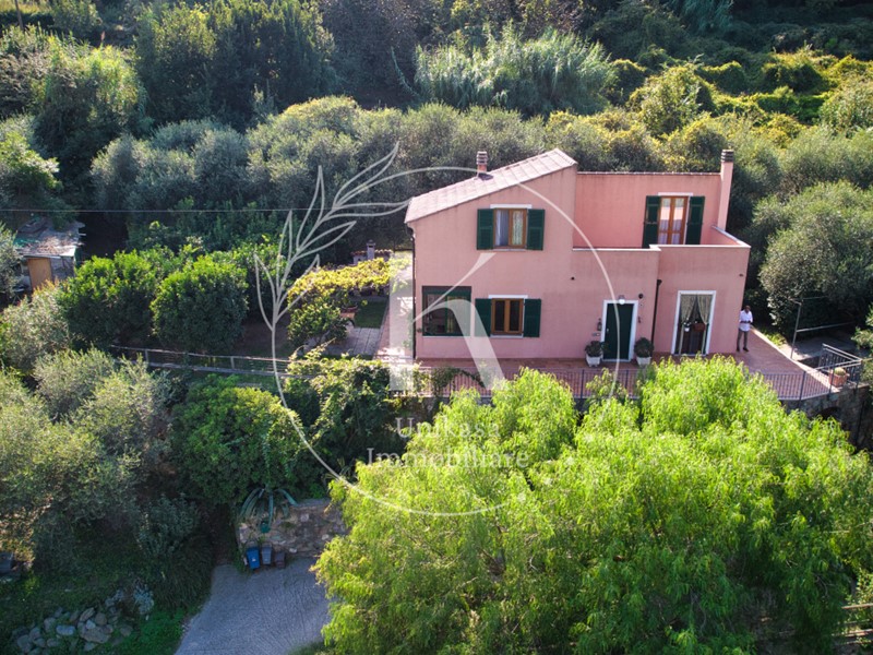 Casa Indipendente in Vendita a Finale Ligure, zona Perti, 395'000€, 214 m², con Box