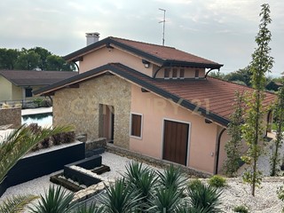 Casa Indipendente in Vendita a Lavagno, 1'350'000€, 320 m², arredato, con Box