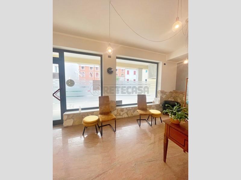 Immobile commerciale in Vendita a Arzignano, 125'000€, 70 m²