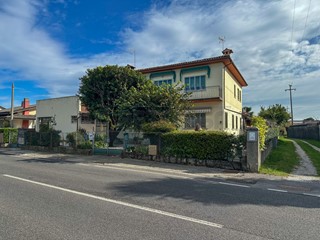 Trilocale in Vendita a Santa Maria la Longa, zona Mereto di Capitolo, 98'000€, 142 m², arredato, con Box