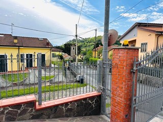 Casa Indipendente in Vendita a Follo, 350'000€, 220 m²