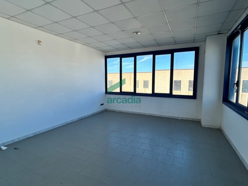 Ufficio in Affitto a Modugno, zona Modugno, 600€, 180 m²